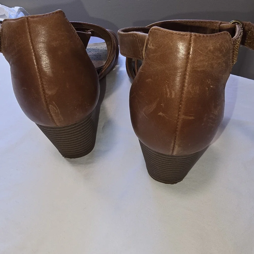 Clarks Collection Women's Size 9 Brown Strappy Sandals • 2.9